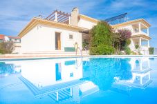 Relájese junto a la piscina en Villa Alegre en Sesimbra. Disfrute de momentos de ocio y refrescantes baños durante su estancia.