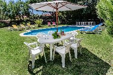 Zona de comedor y ocio con vistas a la piscina.