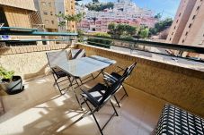 Terraza exterior con mesita de un apartamento vacacional en Finestrat