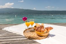 maison, luxe, location saisonnière, annecy, vacances, accès au lac, ponton privé, montagne, hôtel, neige, soleil, bateau 