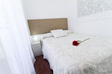 Alquiler decorado apartamento Salou 4 personas. Cama doble TORRASSA