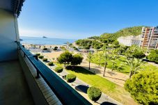 Terrasse extérieure avec vue sur la mer et la nature de Cala Finestrat