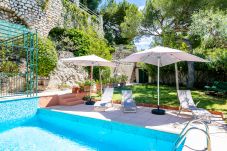 Belle piscine avec jardin et vue mer