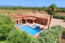 Grande finca avec piscine et jardin