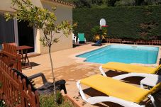 Piscine privée avec chaises longues