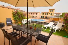 terrasse avec jardin à côté de la piscine  