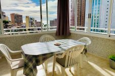 Terrasse intérieure de l'appartement de vacances avec vue sur la Cala de Finestrat