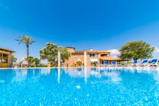 Finca au milieu de la nature avec piscine.