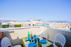 Balcon avec coin repas avec vue mer