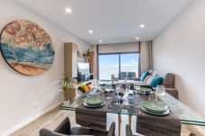 Vous pourrez profiter d'un beau repas avec vue sur la mer même si vous êtes à l'intérieur.