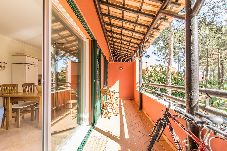 Appartement avec balcon et vue sur la nature.