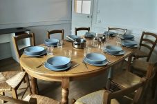 Table à manger dressée avec des couverts au 