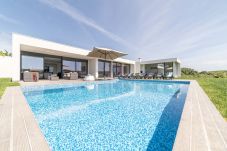 Piscine entourée d'un grand jardin.