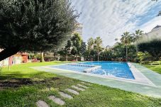 Piscine avec gazon naturel dans l'appartement de vacances cala Finestrat